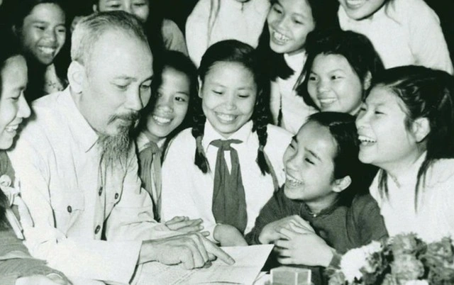 Ánh sáng Hồ Chí Minh soi đường cho chúng ta đi- Ảnh 3.