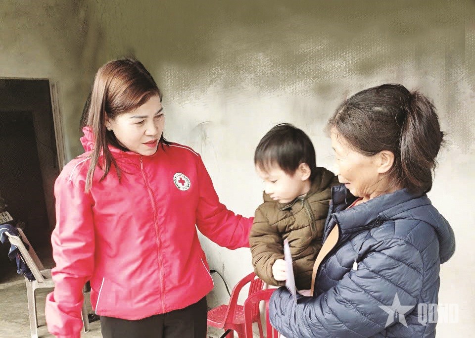 Bông hoa nhân ái tỏa hương đời thường