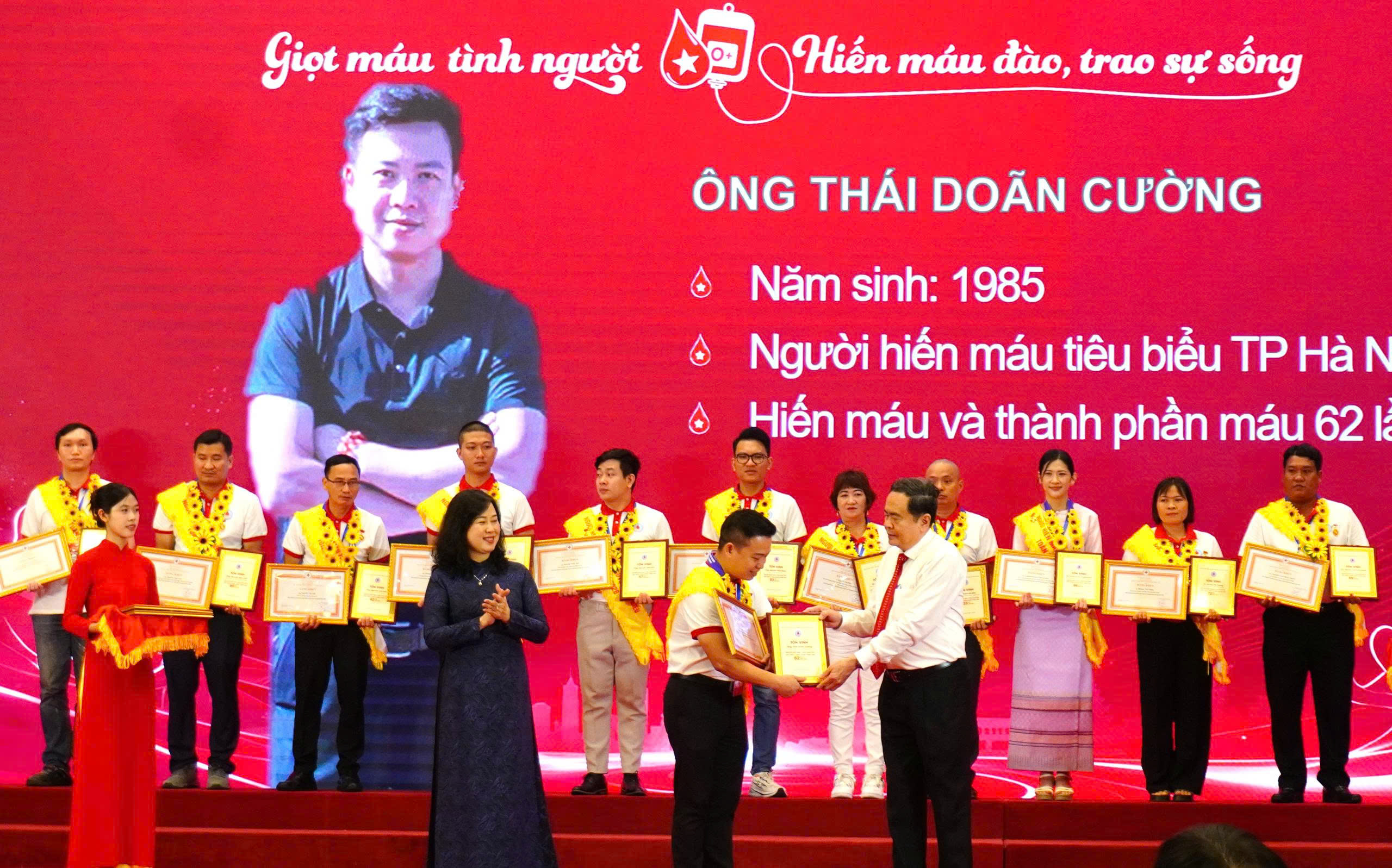 Tôn vinh 100